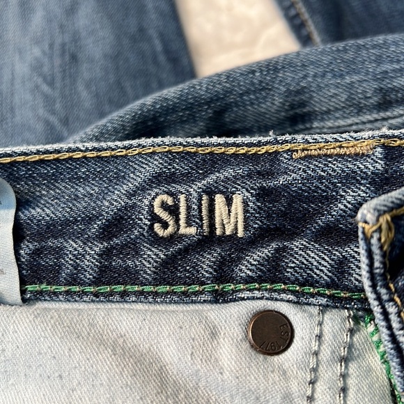 American Eagle Slim Straight Leg Jeans. Size 28/30. EUC. Standard 5-pockets. - Picture 3 of 7